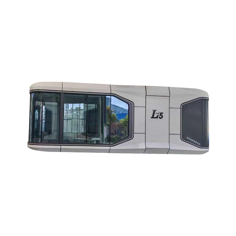What are the key structural and insulation differences between a high-end Space Capsule house and a traditional prefabricated steel structure home?